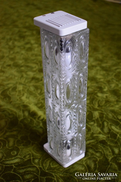Fali lámpa , négyszög alapú hasáb forma , retro anyagában mintás üveg búra ,  30 x 6,8 x 8 cm