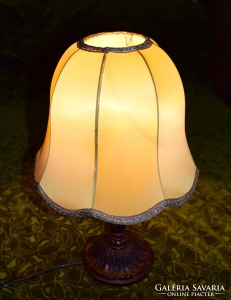 Ónémet stílusú , kecses , faragott , antik , fa asztali lámpa , ernyővel 45 x 30 cm MŰKÖDIK !