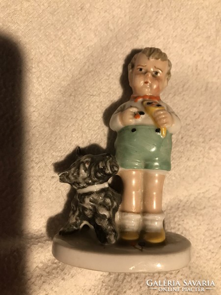 Cseresznyét evő gyermek kutyával porcelán kis szobor