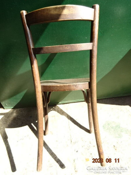 Barna tonett szék, magassága 82 cm. Jókai.