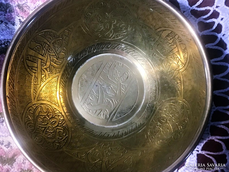 Special Indian brass bowls. Accompanied by carved rackets. Their voices can be heard on the video!