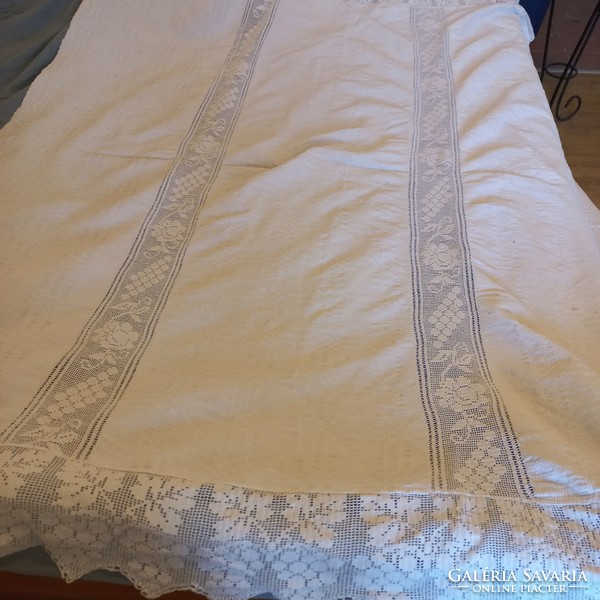 Strong woven tablecloth with lace insert