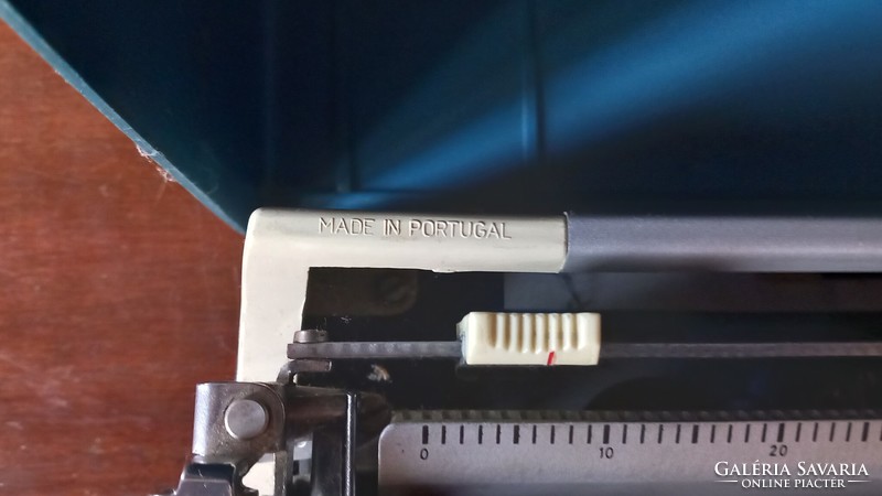 Retró mechanikus írógép portugál kékes