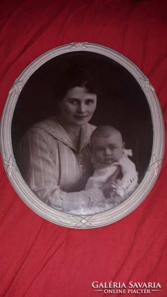 Antique photo of a mother with her child in an oval biedermayer flawless frame 27 x 33 cm according to the pictures