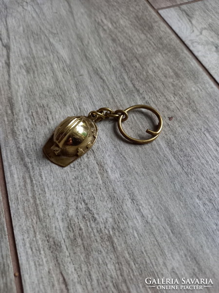 Nice old copper fireman's helmet key ring (4.3x2.8x1.7 cm)