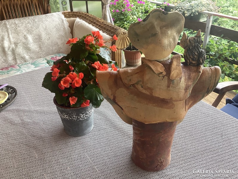 Vertel Andrea keramikus művész samott kisplasztikája. “Hölgy macskával”