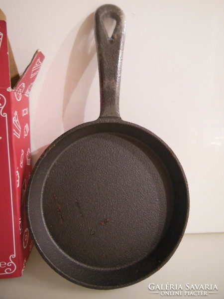 Frying pan - new - cast iron - 22 x 13 x 1.5 cm - German - flawless