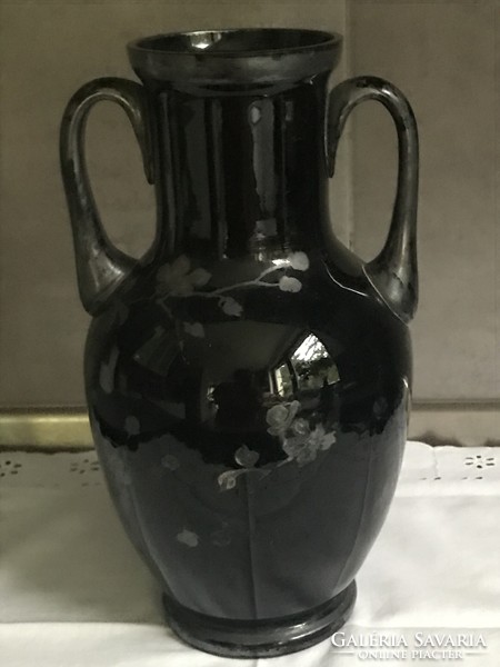 Antik fekete üveg váza ezüsttel festett szecessziós mintával, 25,5 cm magas
