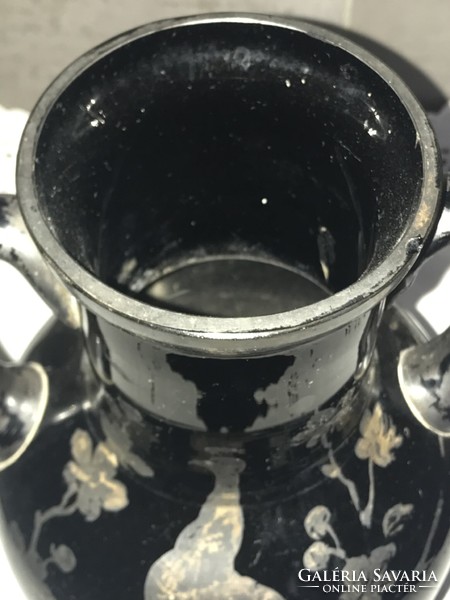 Antik fekete üveg váza ezüsttel festett szecessziós mintával, 25,5 cm magas