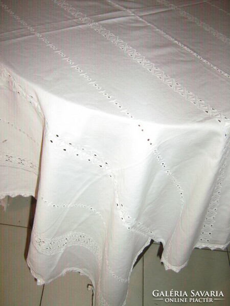 Dreamy, elegant white madeira linen tablecloth set with lace, 4 pieces