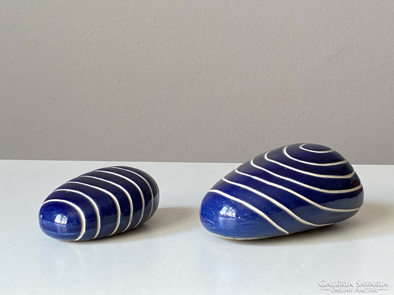 2 retro table decorations in the shape of painted pebbles
