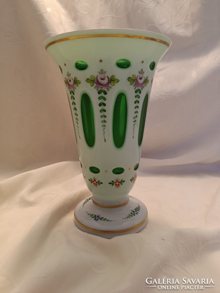 Medici vase made of Czech crystal with an opal cover