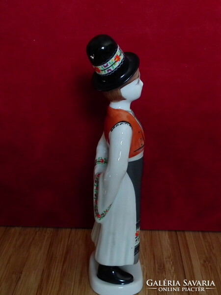 Hollóházi porcelán - Kis legény kalapban, népviseletben 18cm