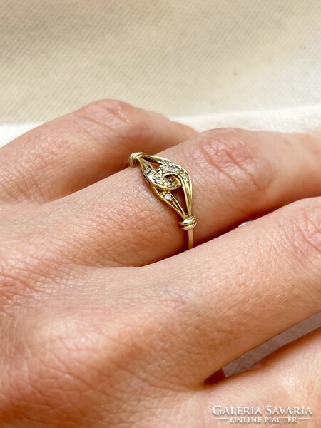 Gyémántokkal díszített 14k arany gyűrű