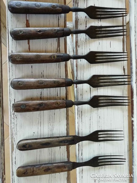 Fa nyelű vas étkészlet villái, 8 darab egyben, 19. század végi egyszerű darabok, evőeszköz