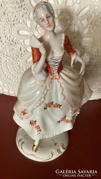Barokk porcelán hölgy