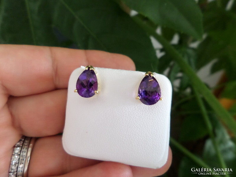 Pair of 18K gold stud earrings with dark purple amethysts