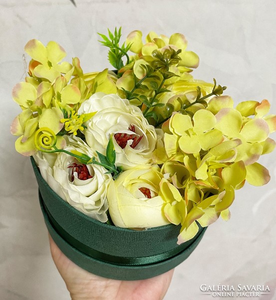 Csodás zöld virágbox -selyemvirágokkal