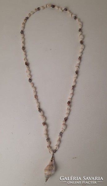 Vintage shell necklace with shell pendant, bijoux