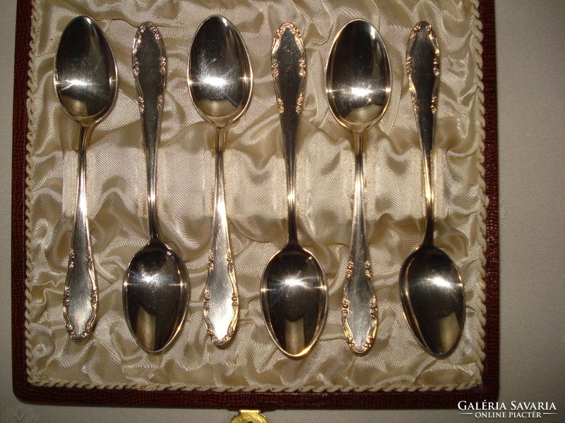 Beautiful silver teaspoon set in original box.