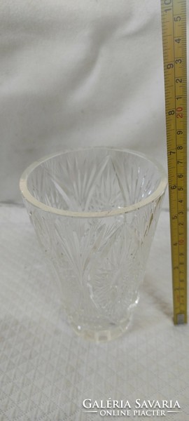 Kis csiszolt kristály váza
