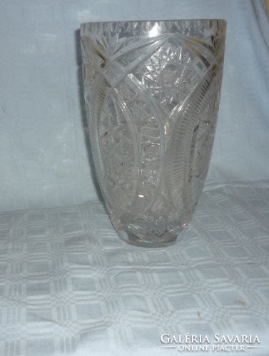 :Hatalmas, súlyos, gyönyörűen csiszolt kehely alakú ólomkristály váza .