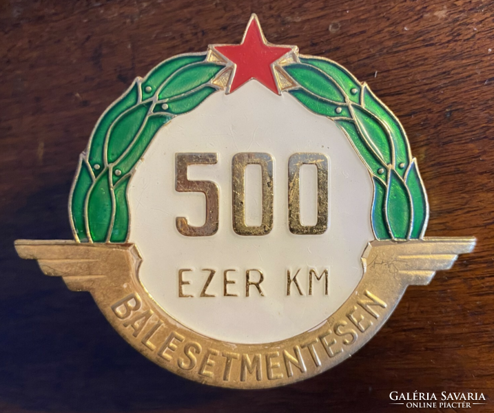 500 ezer km balesetmentesen - hűtőrács jelvény