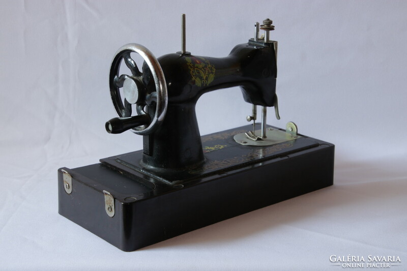 Retro Russian vinyl based toy sewing machine in very good condition