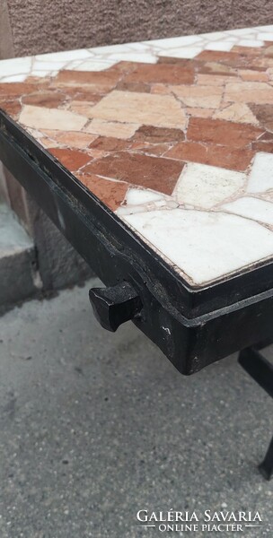 Egyedi, erős kovácsoltvas szerkezeten márvány intarzia asztal