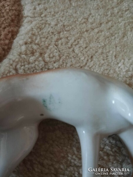 Hollóházi porcelán szimatoló kutya figura