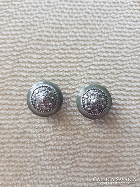 Buttons from the 80s, 2 new. Fem inserts
