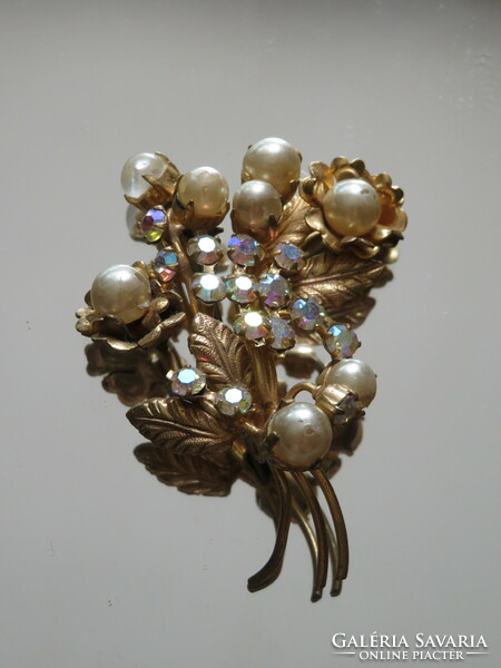 Vintage brooch with pearls and stones