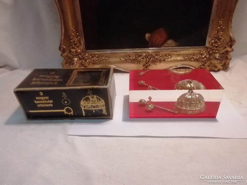 The Hungarian coronation badges are table decorations