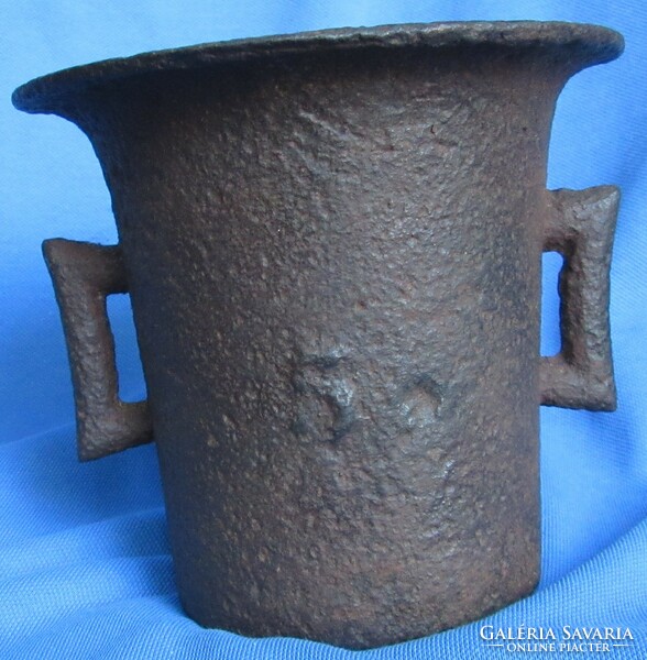 Old iron mortar without pestle, 12 cm high, diameter 13.2 cm.