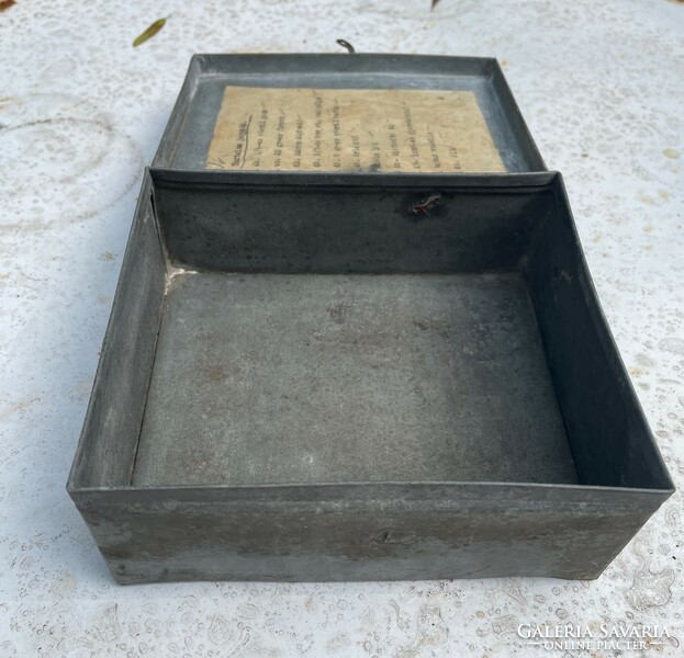 Bádog elsősegély doboz, eredeti tartalomjegyzékkel, retro