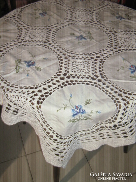 Tablecloth with beautiful hand-crocheted edges and crocheted inlays with machine-embroidered art nouveau features.