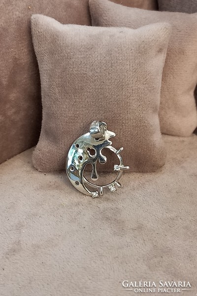 Silver pendant with zircon stone