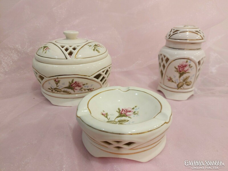 Porcelain flower set, 3 parts