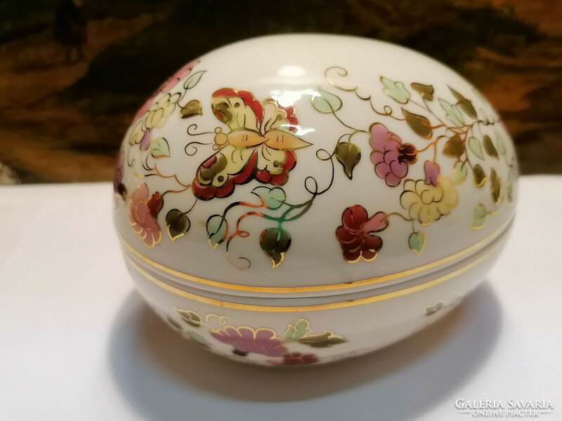 Zsolnay porcelán , művész által aláírt nagy, pillangós tojás, bonbonier