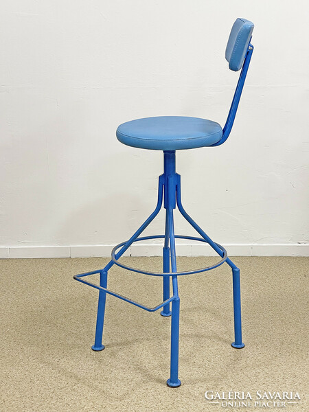 Raised swivel workshop chair - industrial bar stool