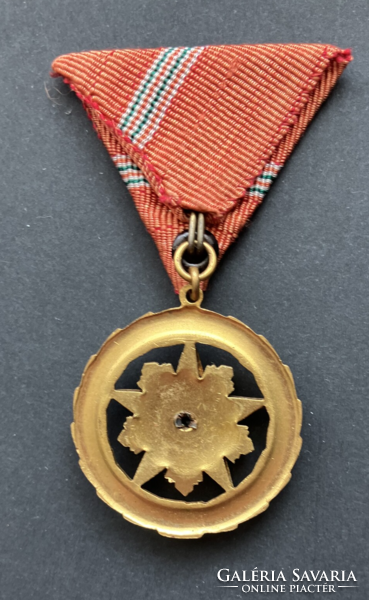 Szocialista Munkáért Érdemérem kitüntetés Kádár-címerrel