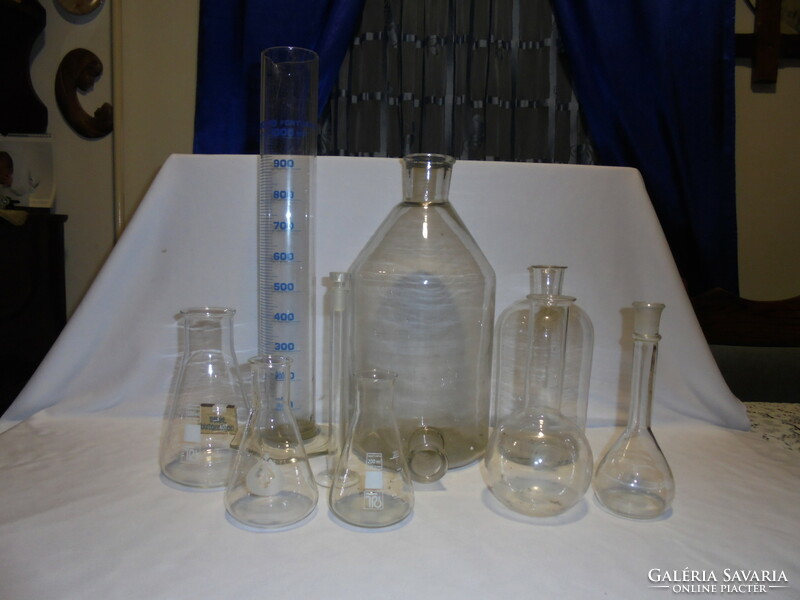 Laborüvegek, mérőedények, lombikok, palackok, stb. - együtt