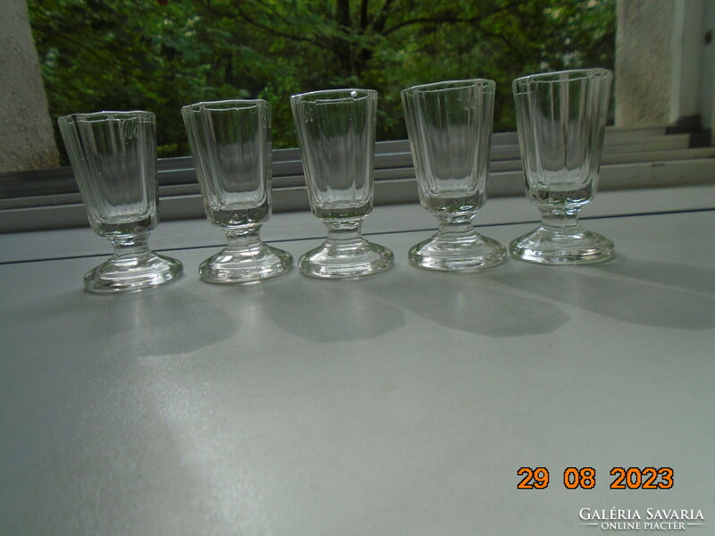 8 szögletes Bidermeier dombor 1/60 mércés vastagfalú talpas poharak