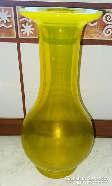 Nap sárga színű vastag üveg  26 cm magas váza hasas