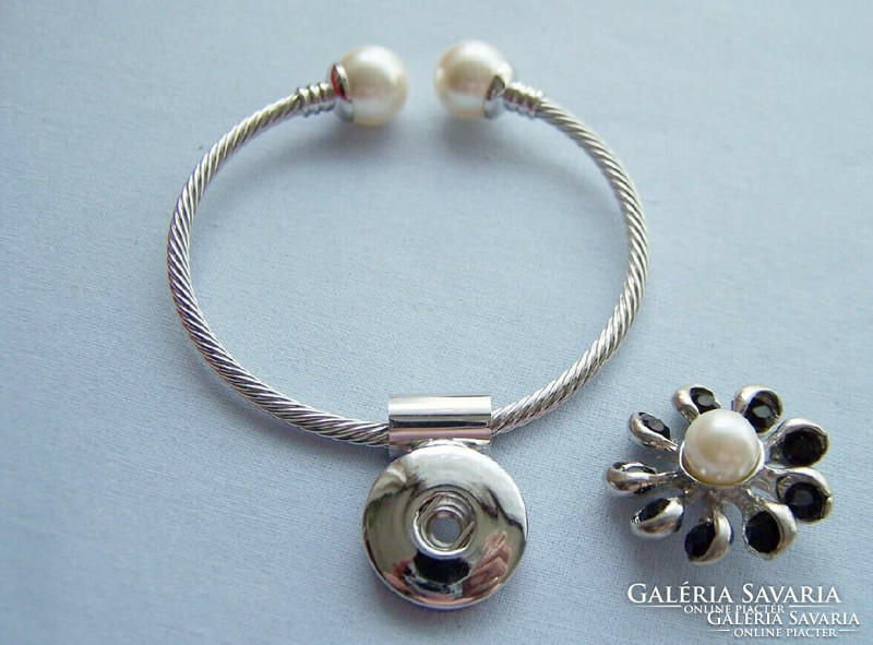 Noosa bracelet is flexible with a very beautiful decorative patent and decorated with simulated real pearls.