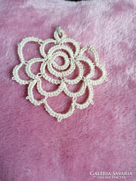 Rose pendant made with boat lace technique.