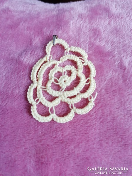 Butter yellow boat lace pendant