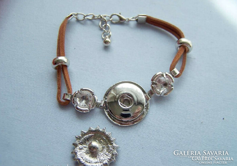 Noosa bracelet made of brown genuine leather with matching crystal clasp.