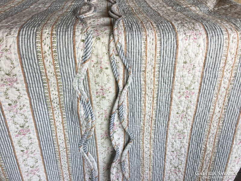 Old quilted bedspread with pastel colors in good condition (158x216)