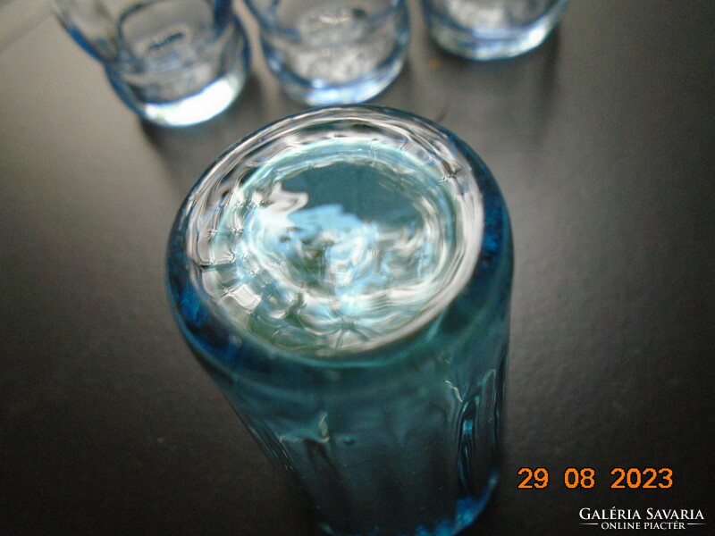 Halványkék és türkizkék üveg kispoharak
